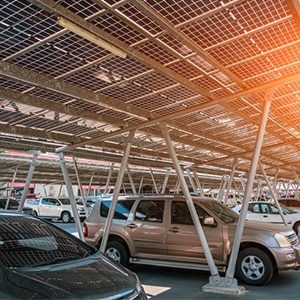 ombrières photovoltaïques : obligations pour les parkings