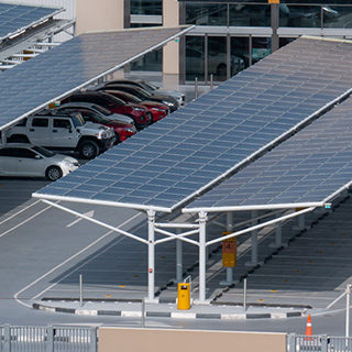 installation de panneaux solaires sur parkings